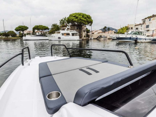 Axopar_25_Cross_Top_0001_25_Gallery-_0007_Axopar-25-TT_C4A7344__ScaleHeightWzIxNjBd