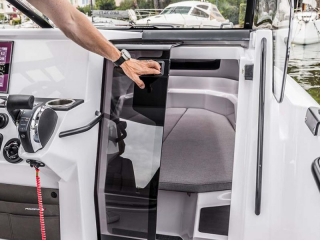 Axopar_25_Cross_Top_0003_25_Gallery-_0003_Axopar-25-TT_C4A7798__ScaleHeightWzIxNjBd