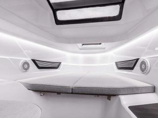 Axopar_25_Cross_Top_0005_25_Gallery-_0006_Axopar-25-TT_C4A7437b__ScaleHeightWzIxNjBd