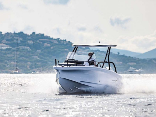 Axopar_25_Cross_Top_0006_25_Gallery_0005_Axopar-25-TT_C4A9950__ScaleHeightWzIxNjBd