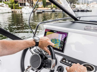 Axopar_25_Cross_Top_0007_25_Gallery-_0001_Axopar-25-TT_C4A8146__ScaleHeightWzIxNjBd