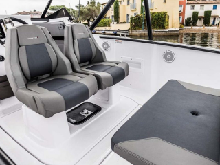 Axopar_25_Cross_Top_0011_25_Gallery-_0000_Axopar-25-TT_C4A8448__ScaleHeightWzIxNjBd