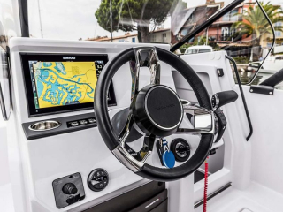 Axopar_25_Cross_Top_0016_25_Gallery_0001_Axopar-25-TT_C4A7868__ScaleHeightWzIxNjBd