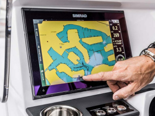 Axopar_25_Cross_Top_0018_25_Gallery-_0002_Axopar-25-TT_C4A7853__ScaleHeightWzIxNjBd