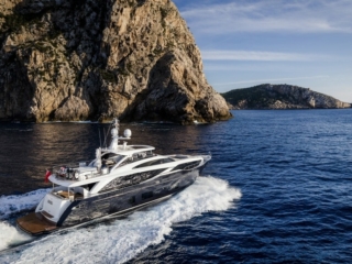 30m-exterior-blue-hull-12-1-910x562