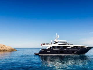 30m-exterior-blue-hull-20-910x562