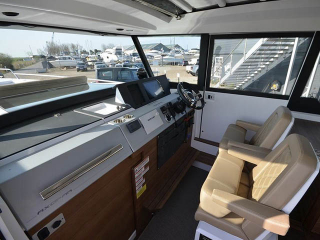 BR_0015_Axopar-37-AC-16